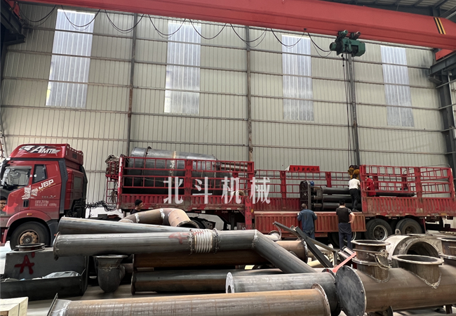 新型無(wú)煙環(huán)保稻殼炭化爐生產(chǎn)線裝車發(fā)往廣東