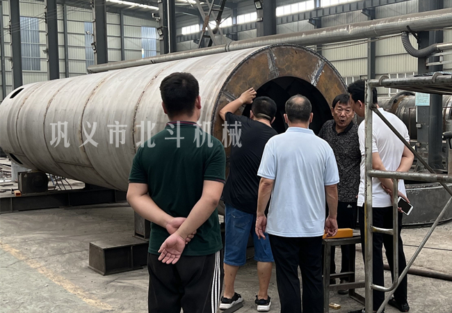 客戶參觀木材炭化爐生產制造現場