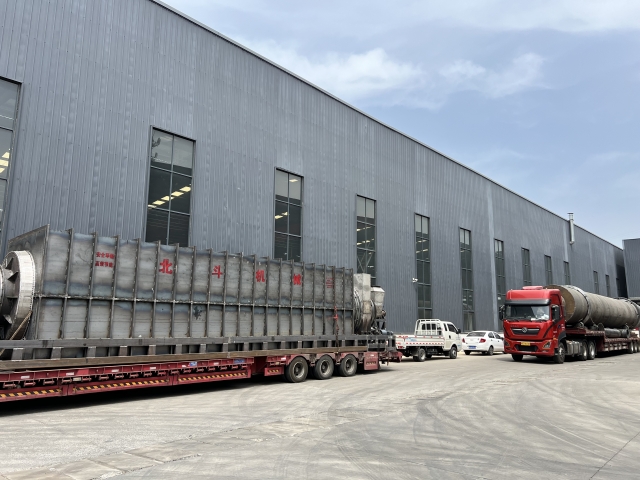 四輛掛車滿載烘干機(jī)、炭化爐設(shè)備及零部件奔赴客戶