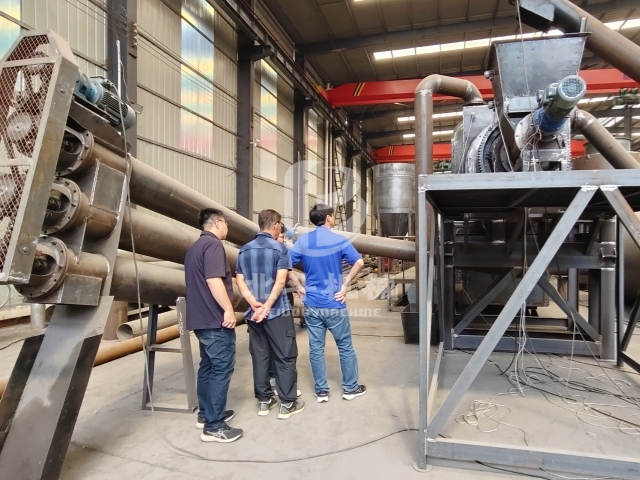 5月酷熱中客戶(hù)來(lái)考察生物質(zhì)炭化爐